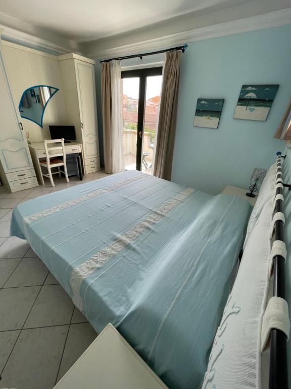Una camera da letto con un letto grande e una scrivania
