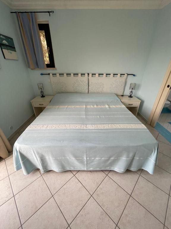 Una camera da letto con un letto grande e due comodini
