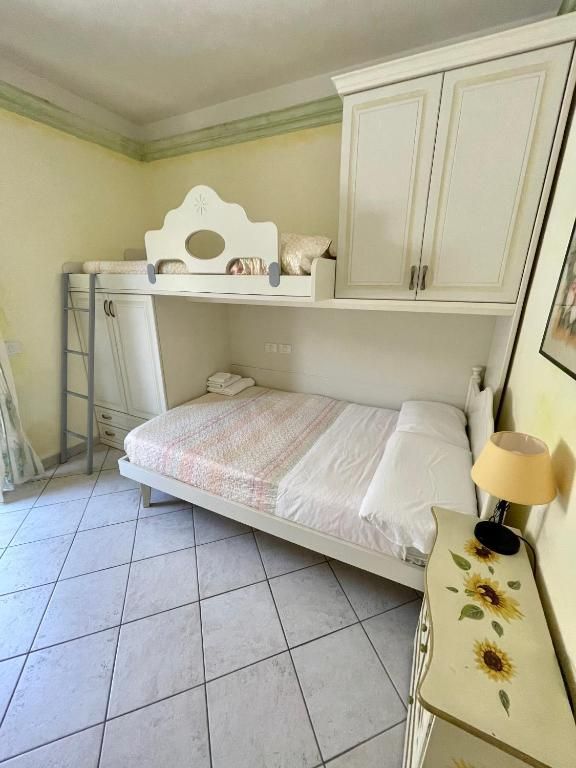 Una camera da letto con un letto a castello e una cassettiera