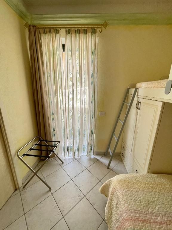 Una camera da letto con un letto a castello e una scala.
