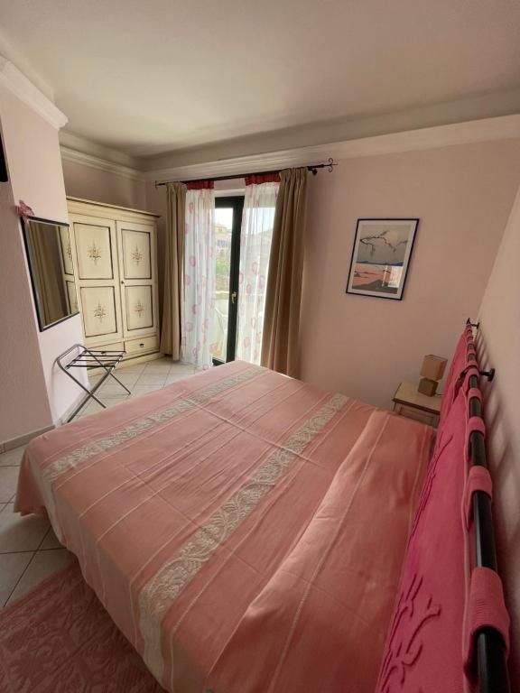 Una camera da letto con un letto grande e una finestra.