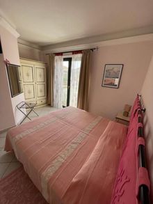 Una camera da letto con un letto grande e una finestra.