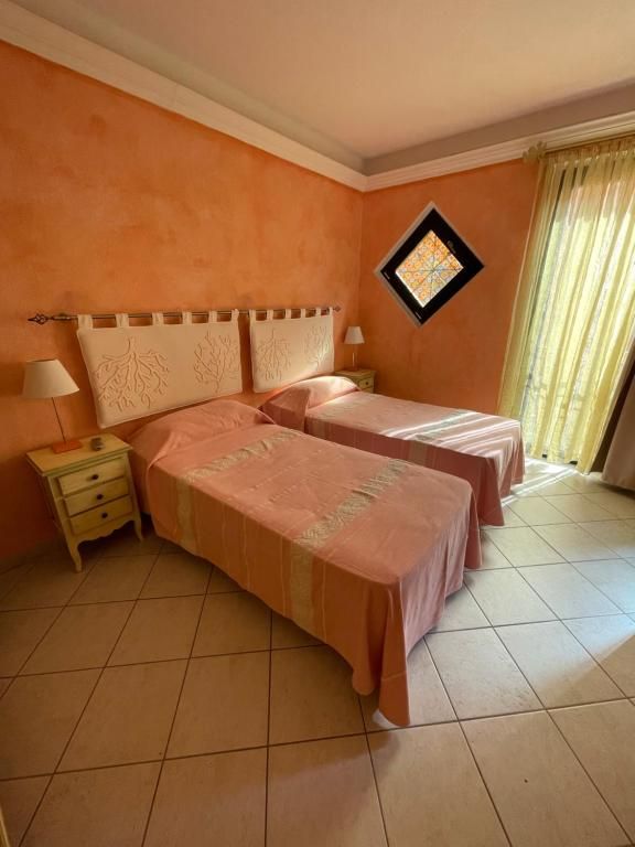 Una camera da letto con due letti e una finestra