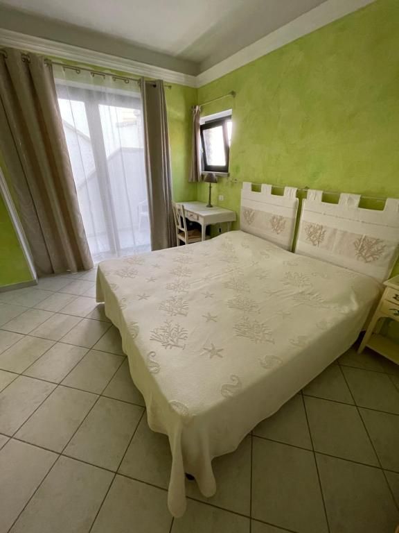 Una camera da letto con un letto, una scrivania e porte scorrevoli in vetro.