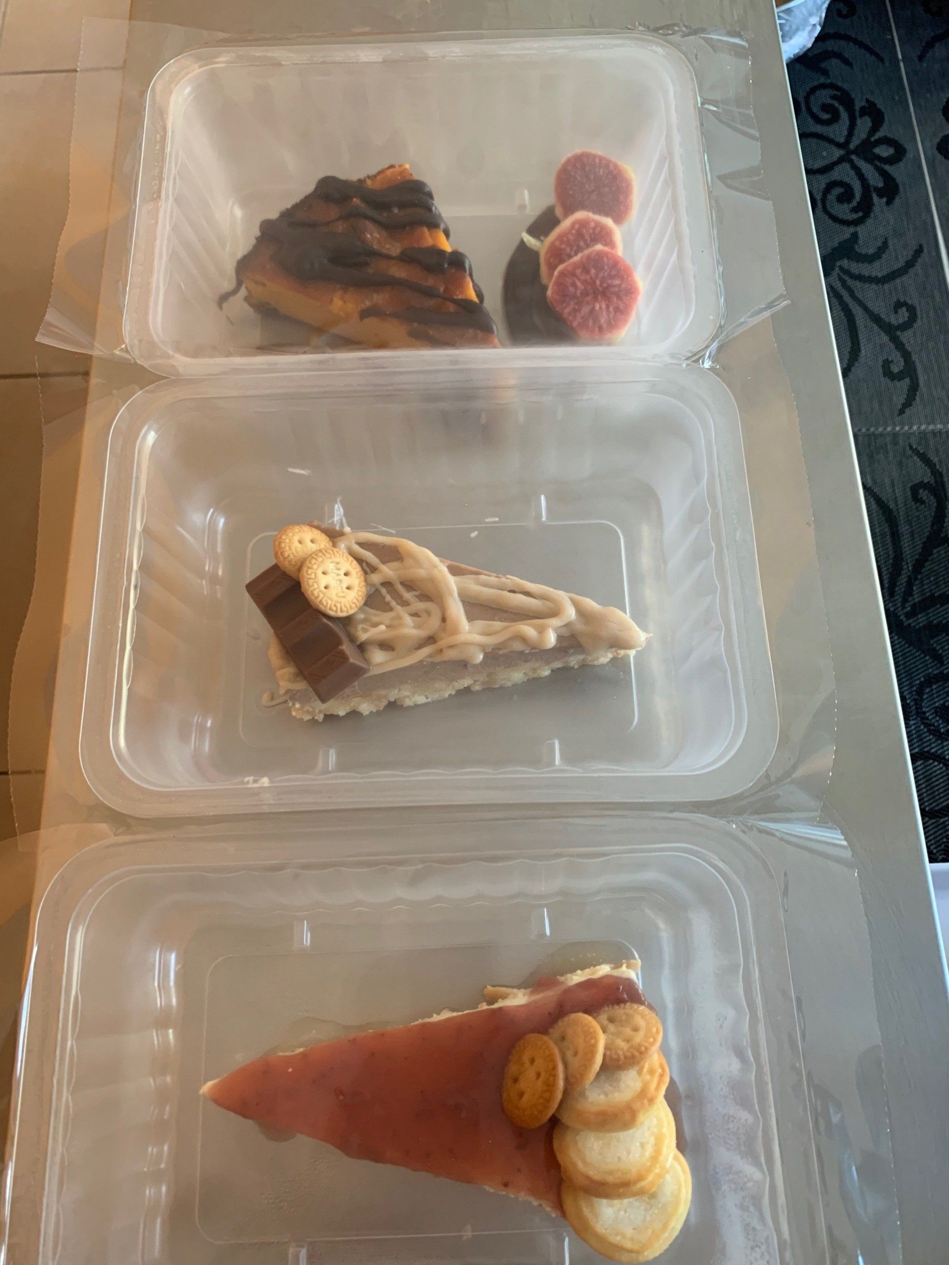 amb pastissos casolans às triar entre iogurts de la comarca (d'ovella, de cabra i de vaca, natural i de gustos). A més a més de postres casolanes i fruita de temporada.