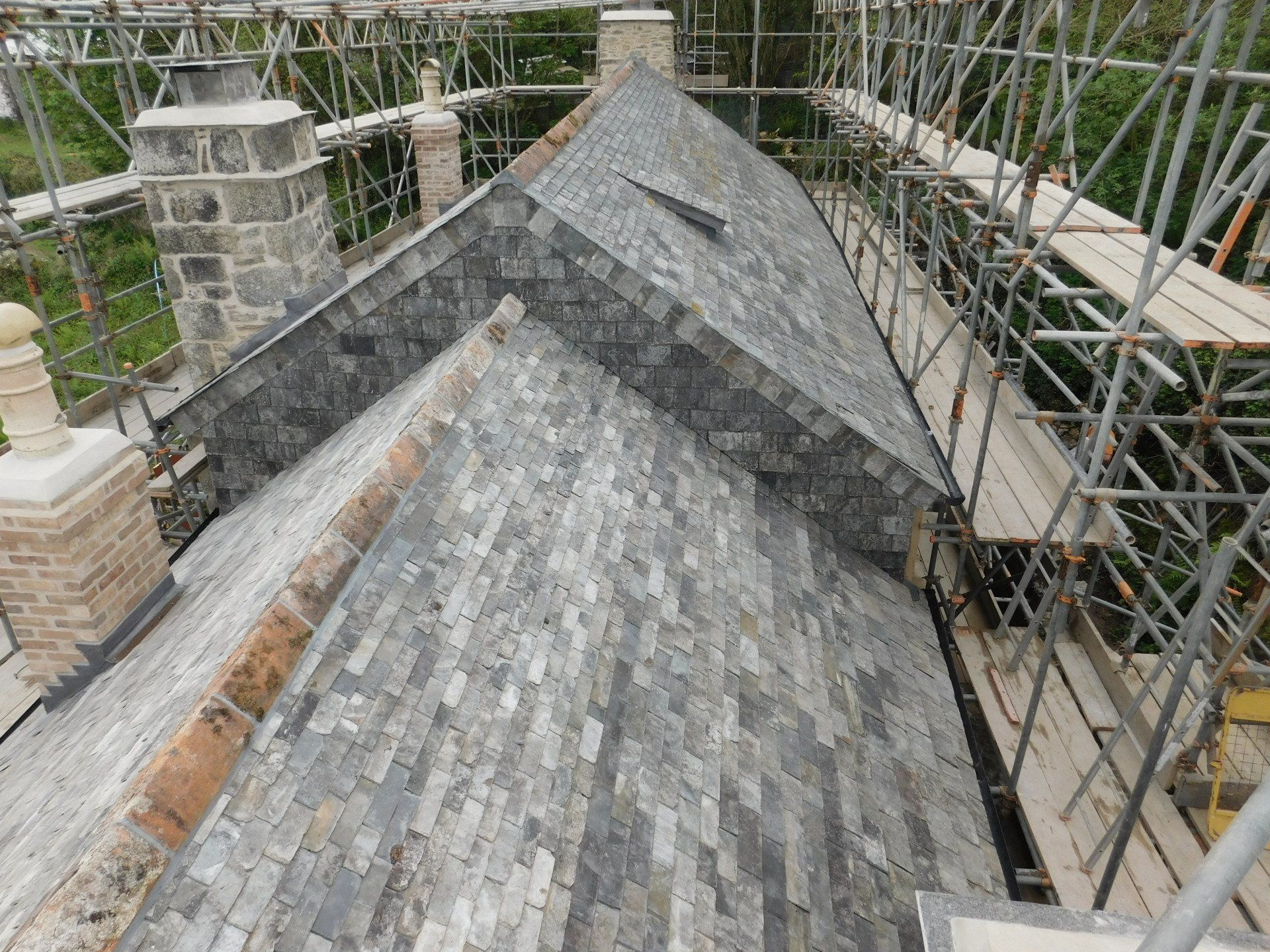 farm house reroof, barn conversion, boscoppa cornwall, dropper course, vertical slating, bat box roof, lead chimney, rebuild chimney, wet laid ridge, reclaimed slate, M.A.R. Roofing