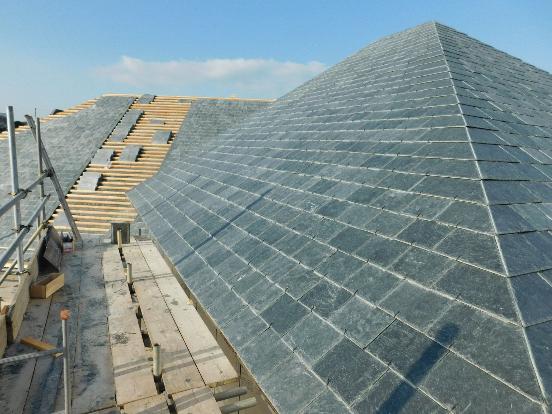 new dwelling roof, close mitred hips, slate roof, chinese slate, hook fixed roof, clip fixed