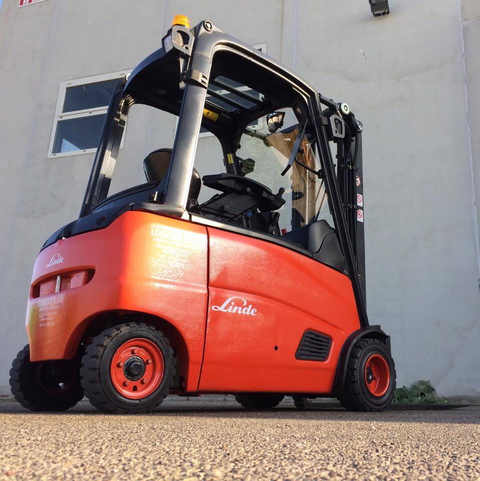 carrello elevatore rosso