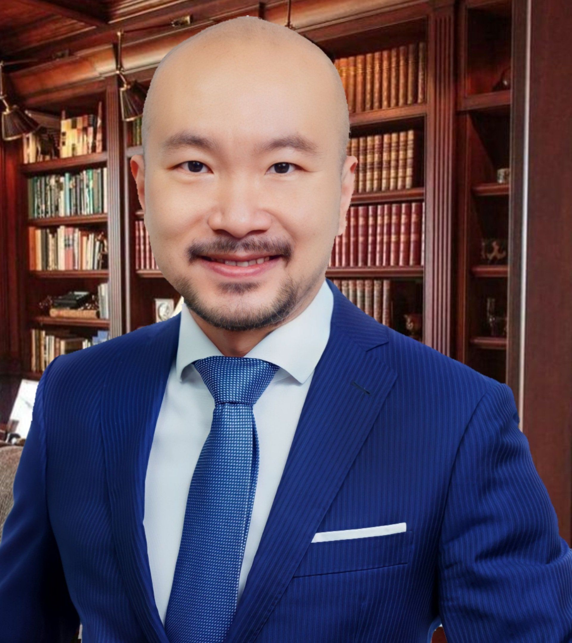 一個穿著藍色西裝打領帶的黃鶴鳴律師 (Alan Wong)在書架前微笑