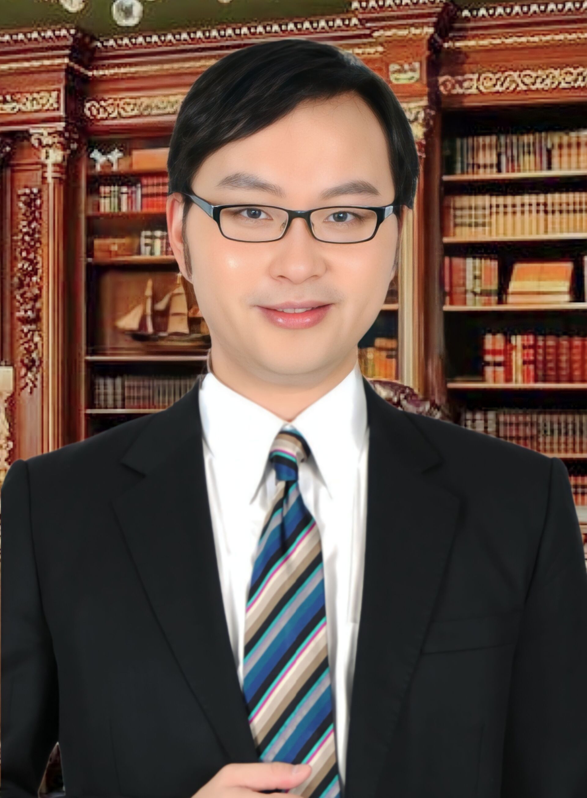 穿著西裝打著領帶的鍾一匡律師 (Henry Chung)站在書架前