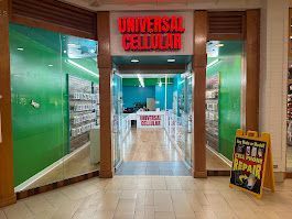 The entrance to a universal cellular store in a mall.