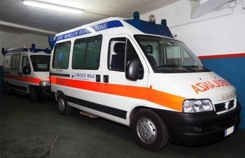 Vista laterale di un'ambulanza