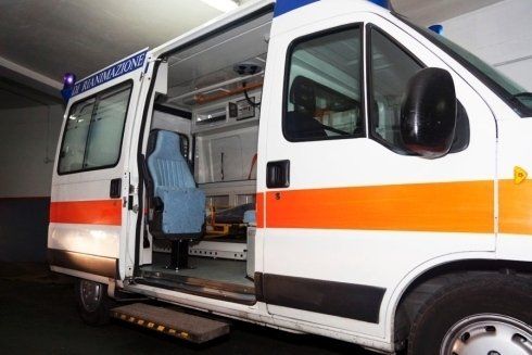 Ambulanza con portiera aperta