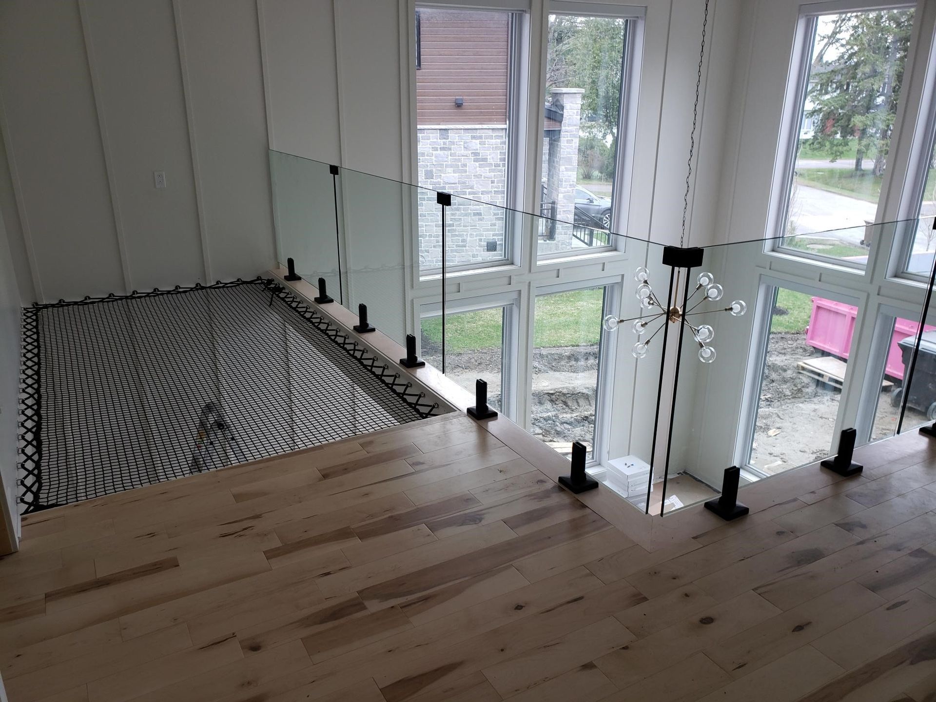 Une vue d'un escalier depuis le deuxième étage d'une maison.