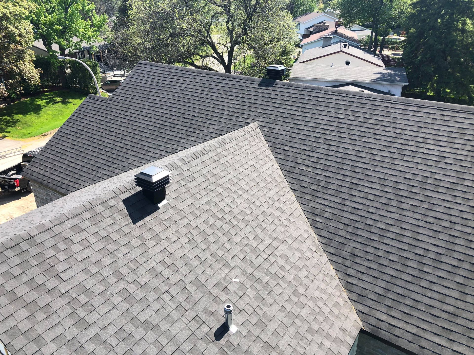 Le toit d'une maison avec une cheminée dessus.