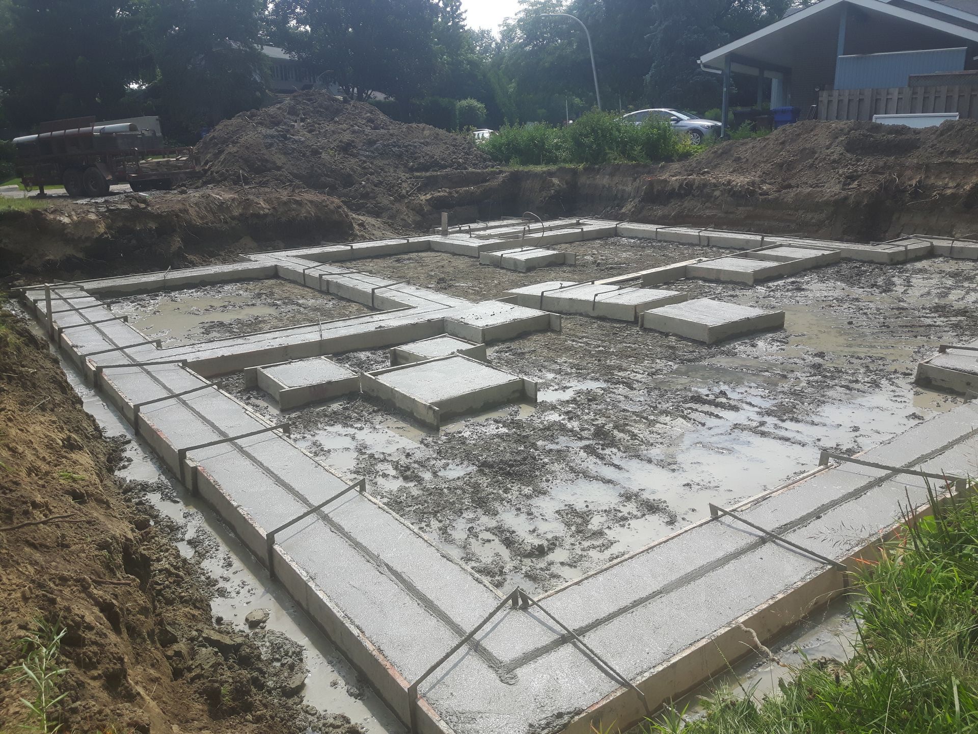 Une fondation en béton est en cours de construction pour une maison
