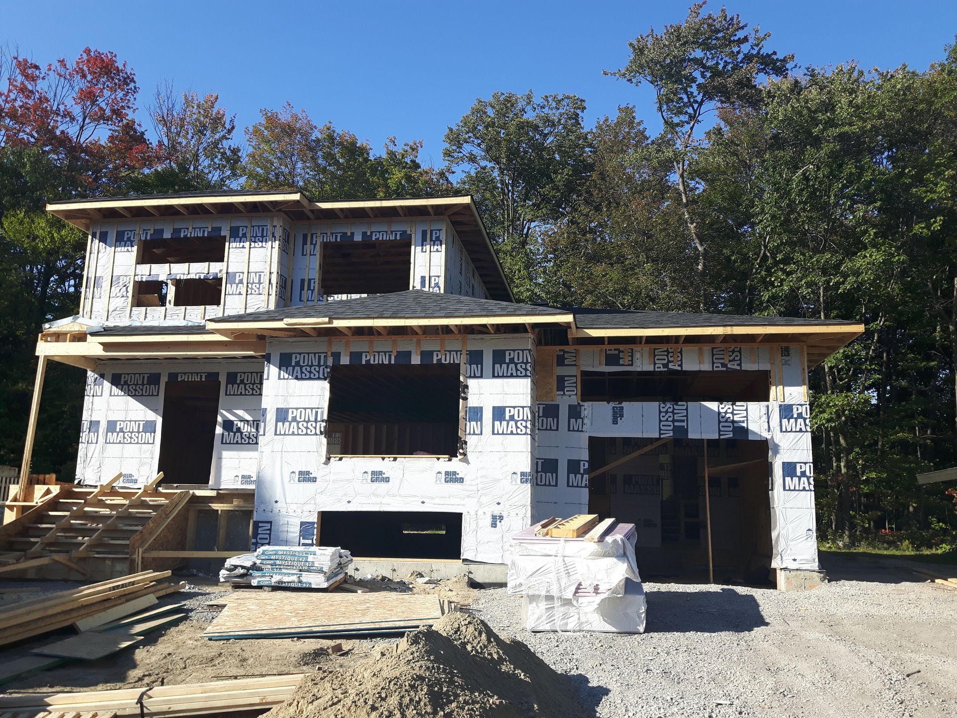 Une maison en construction avec beaucoup d'isolation