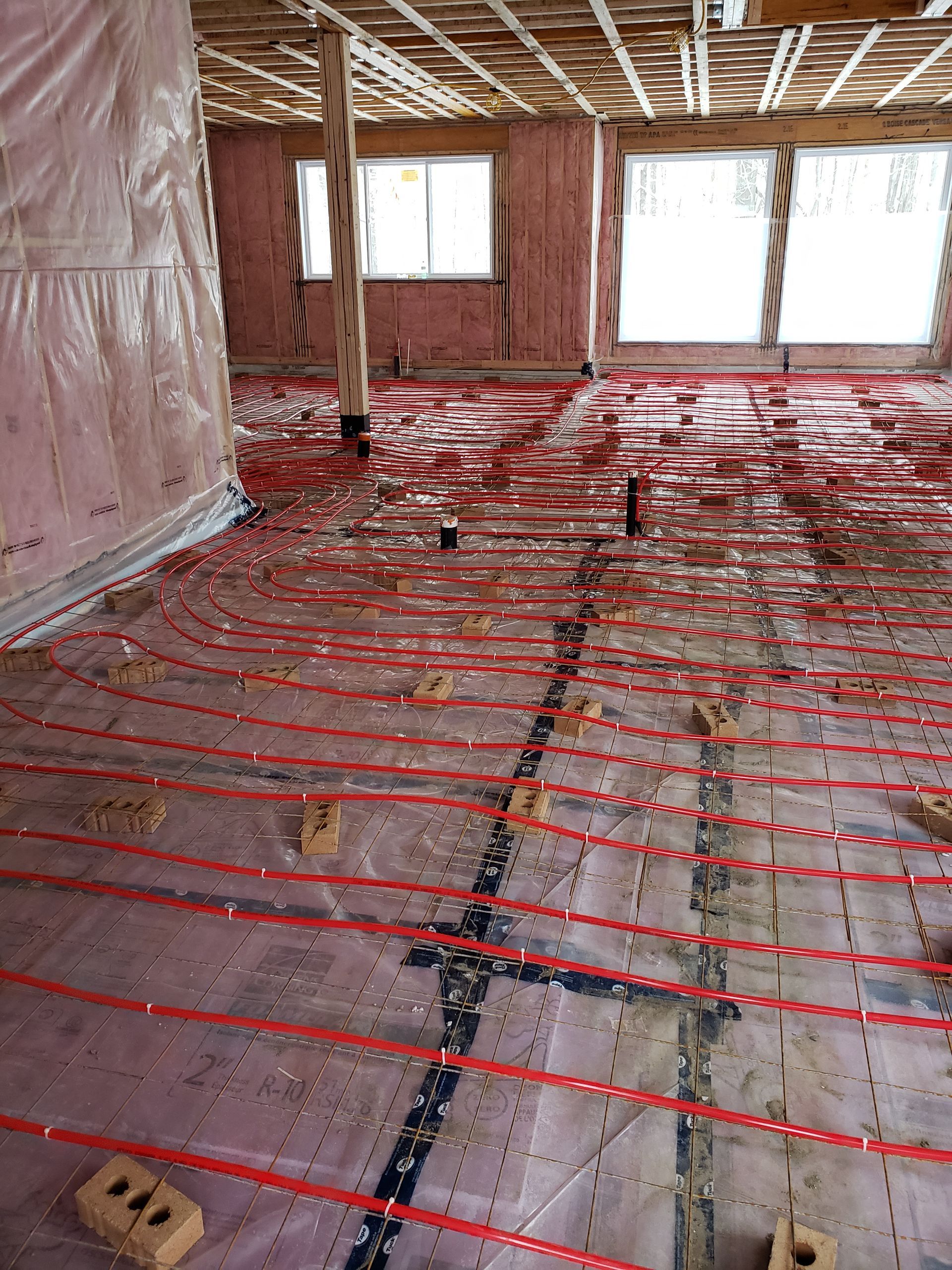 Une pièce avec beaucoup de fils électriques sur le sol.