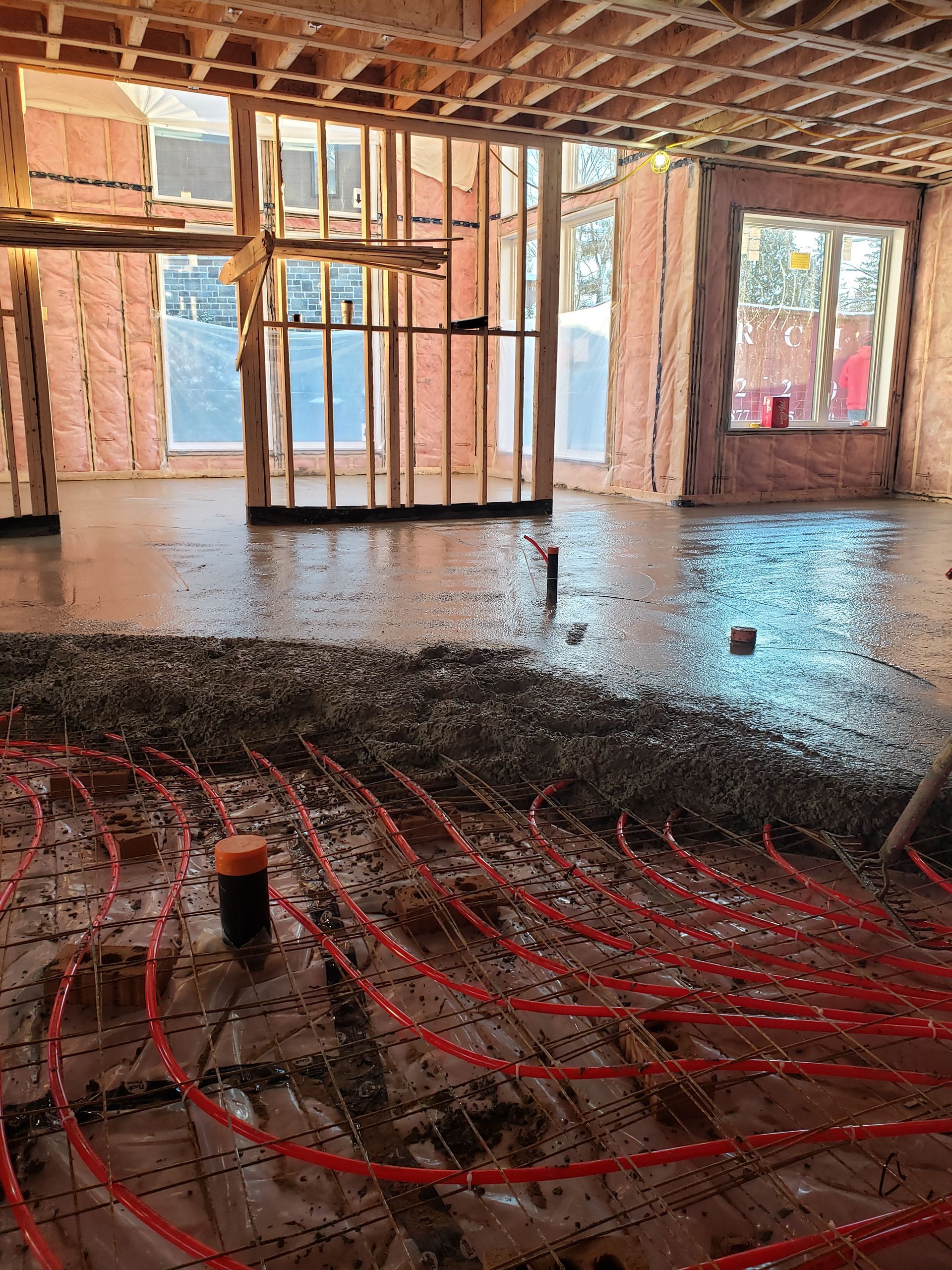 Une pièce en construction avec beaucoup de fils au sol.