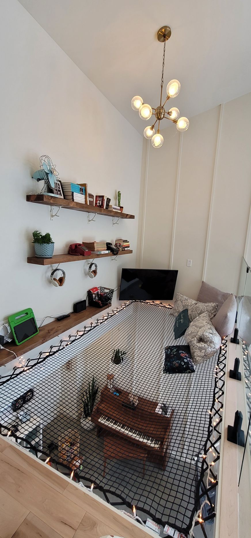 Une chambre avec un lit et un piano au sol.