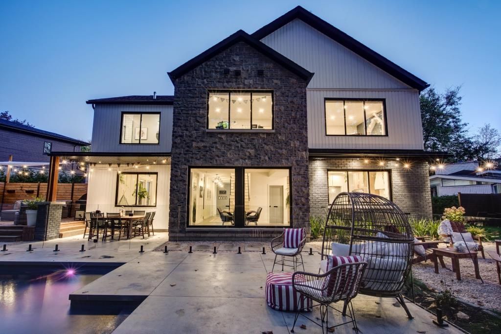 Une grande maison avec une piscine devant