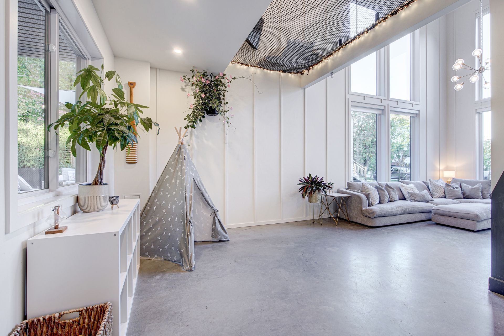 Il y a un tipi au milieu de la pièce.