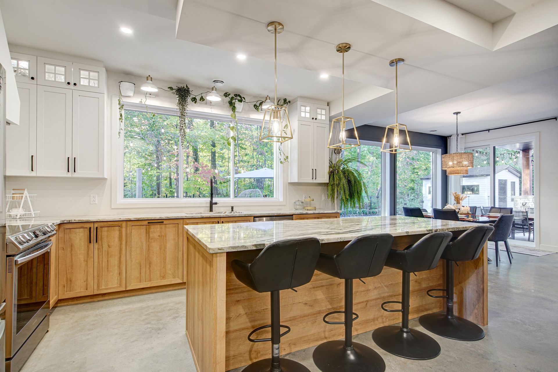 Une cuisine avec un grand îlot et des tabourets