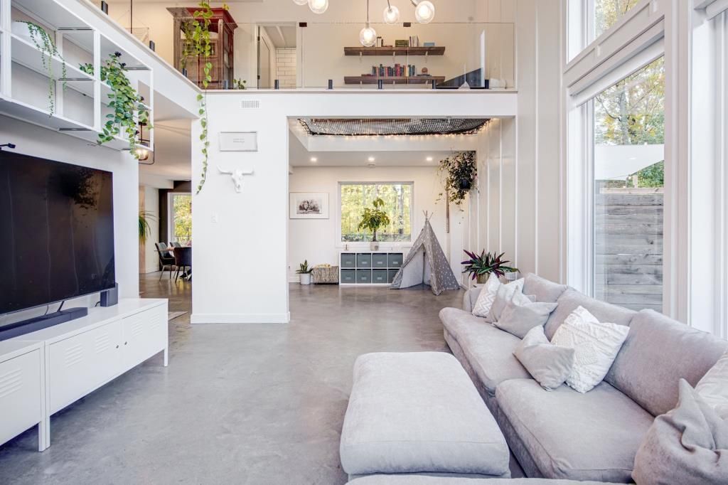 Un salon rempli de meubles et d'une télévision à écran plat.