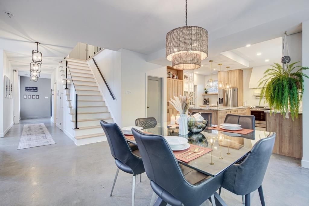 Il y a une table de salle à manger et des chaises au milieu de la pièce.