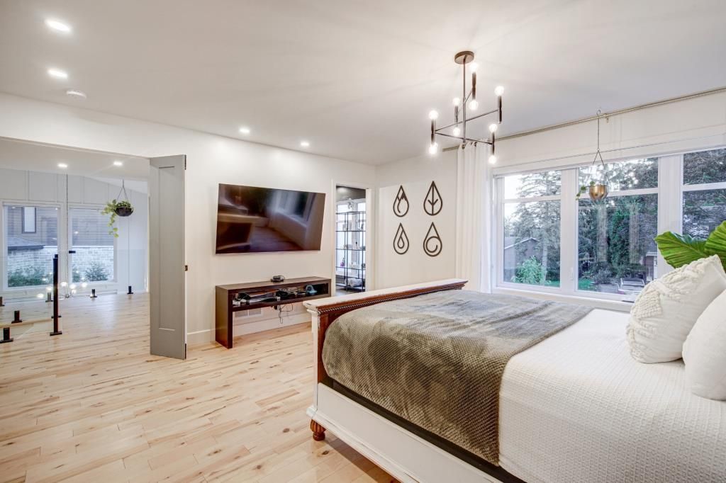 Il y a un grand lit au milieu de la pièce.