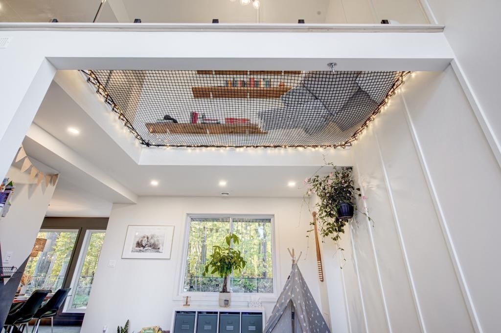 Un salon avec un hamac suspendu au plafond et un tipi.