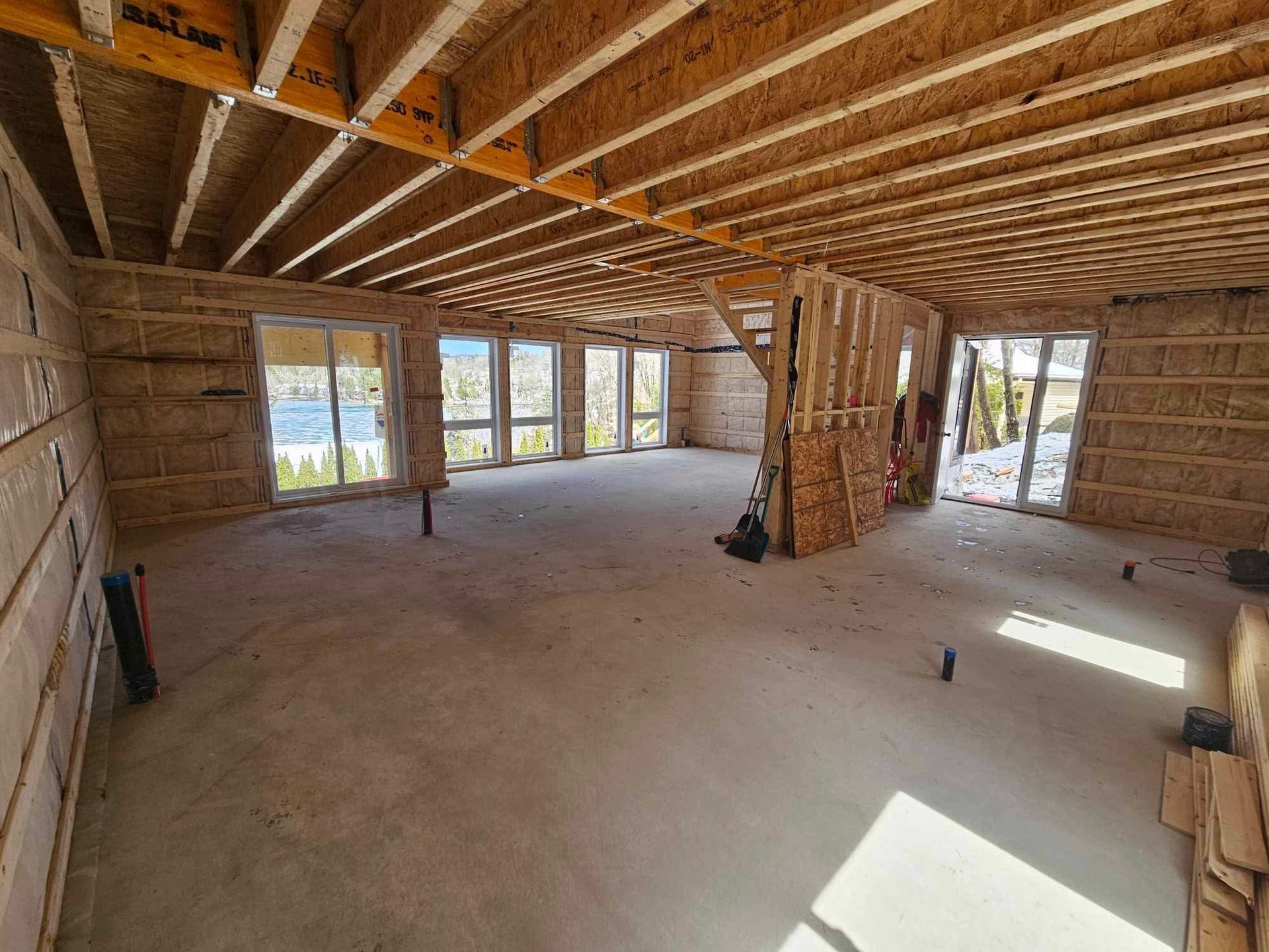 Une grande pièce avec beaucoup de fenêtres en construction.