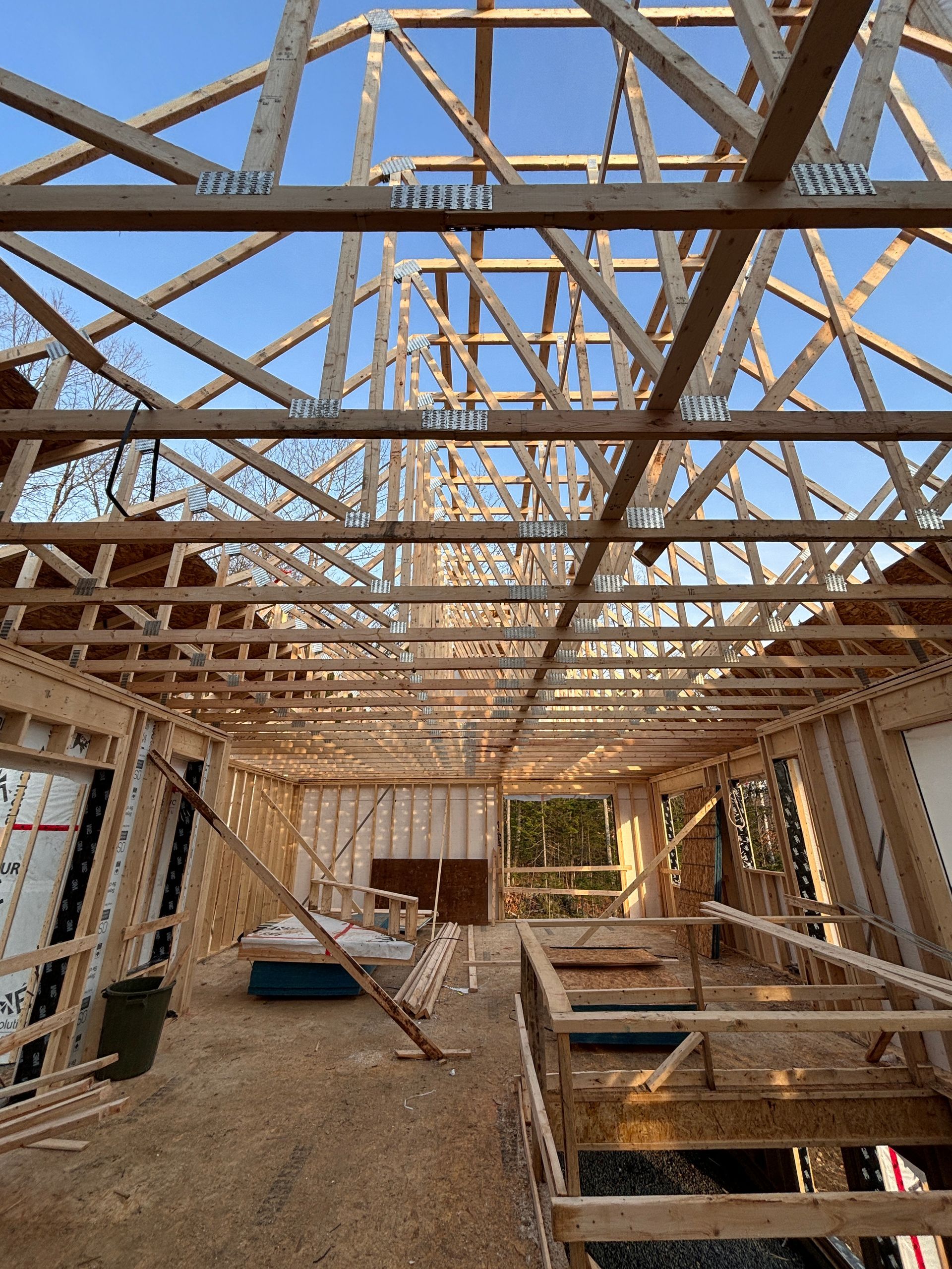 L'intérieur d'un bâtiment en construction avec un ciel bleu en arrière-plan.
