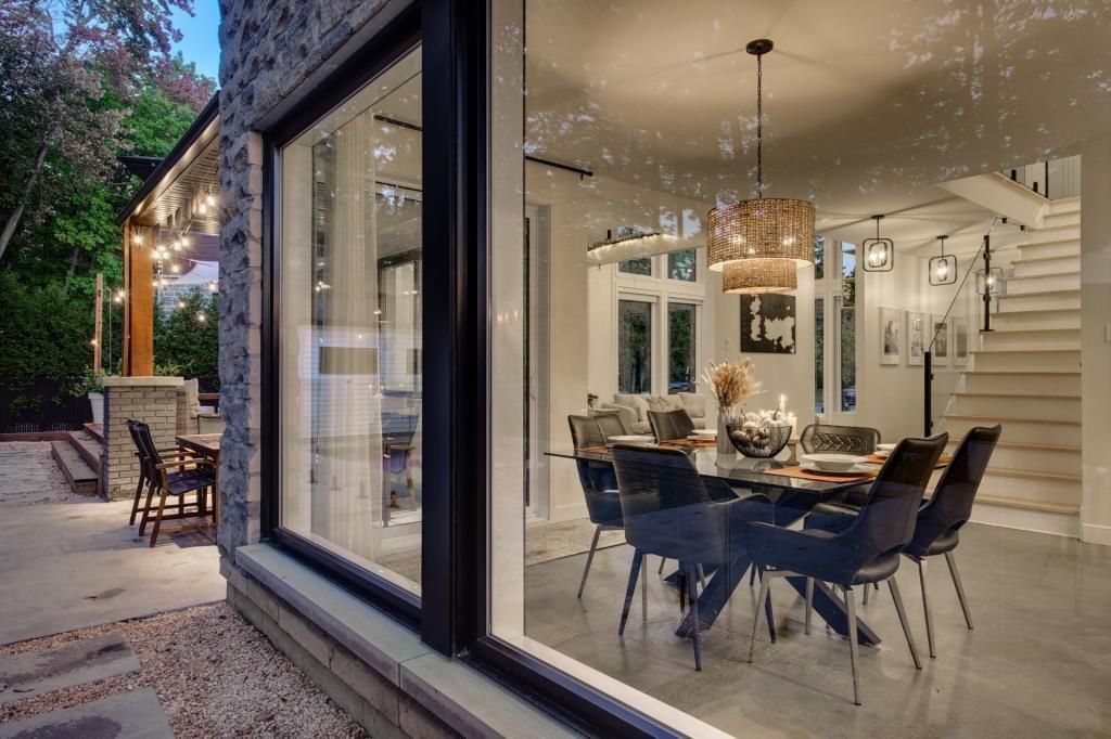 Une salle à manger avec une table et des chaises et une grande fenêtre.