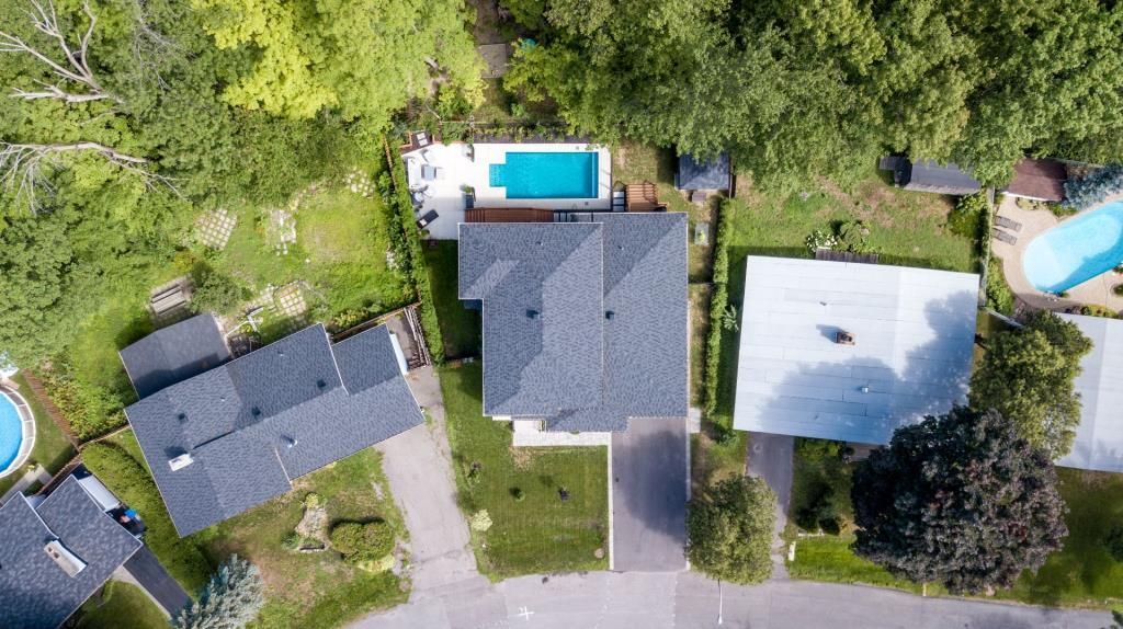 Une vue aérienne d'un quartier résidentiel avec des maisons et une piscine.