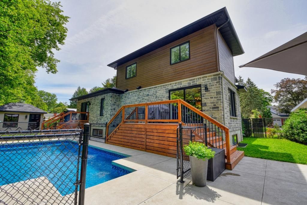 Une grande maison avec une grande piscine devant.