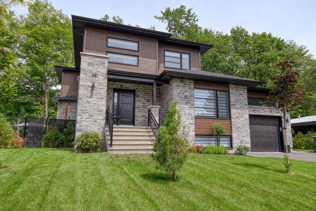 Une grande maison avec une pelouse verte luxuriante devant elle.