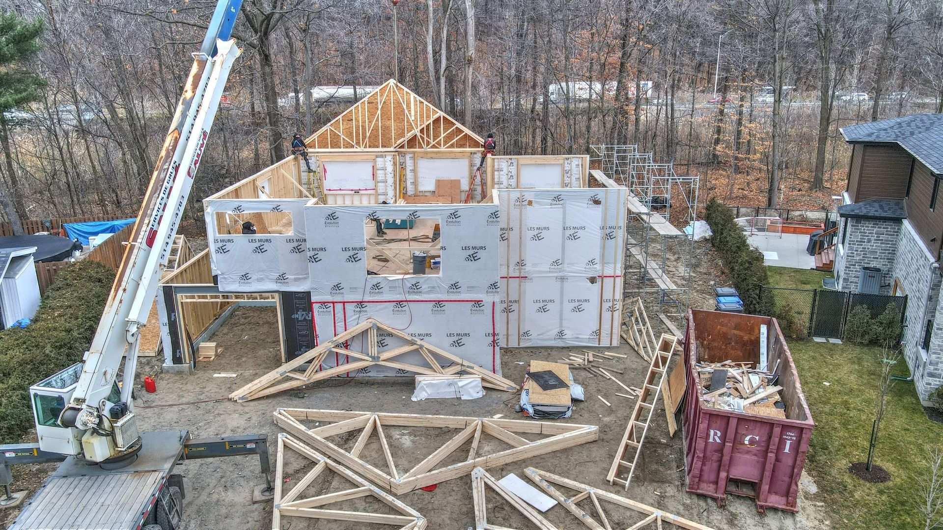 Une vue aérienne d'une maison en construction avec une grue.