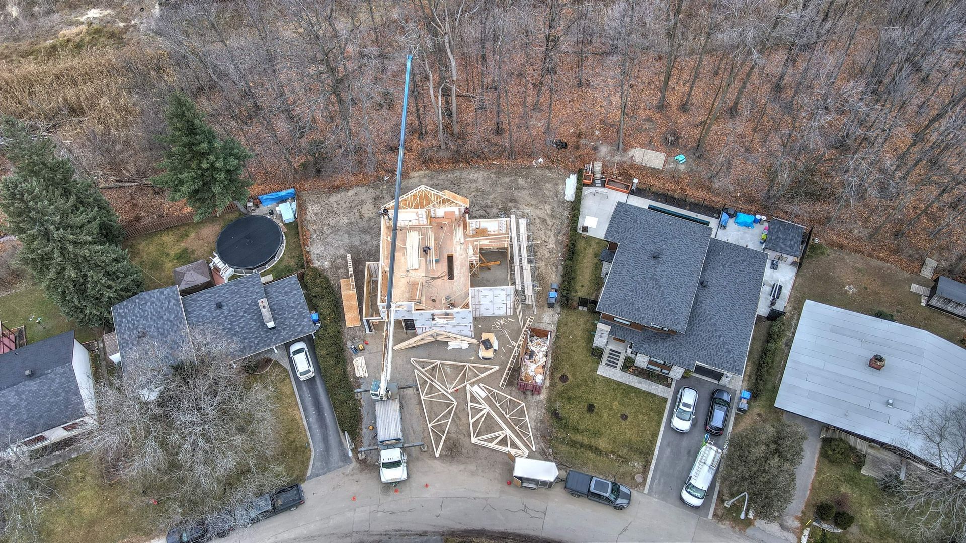 Une vue aérienne d'une maison en construction dans un quartier résidentiel.