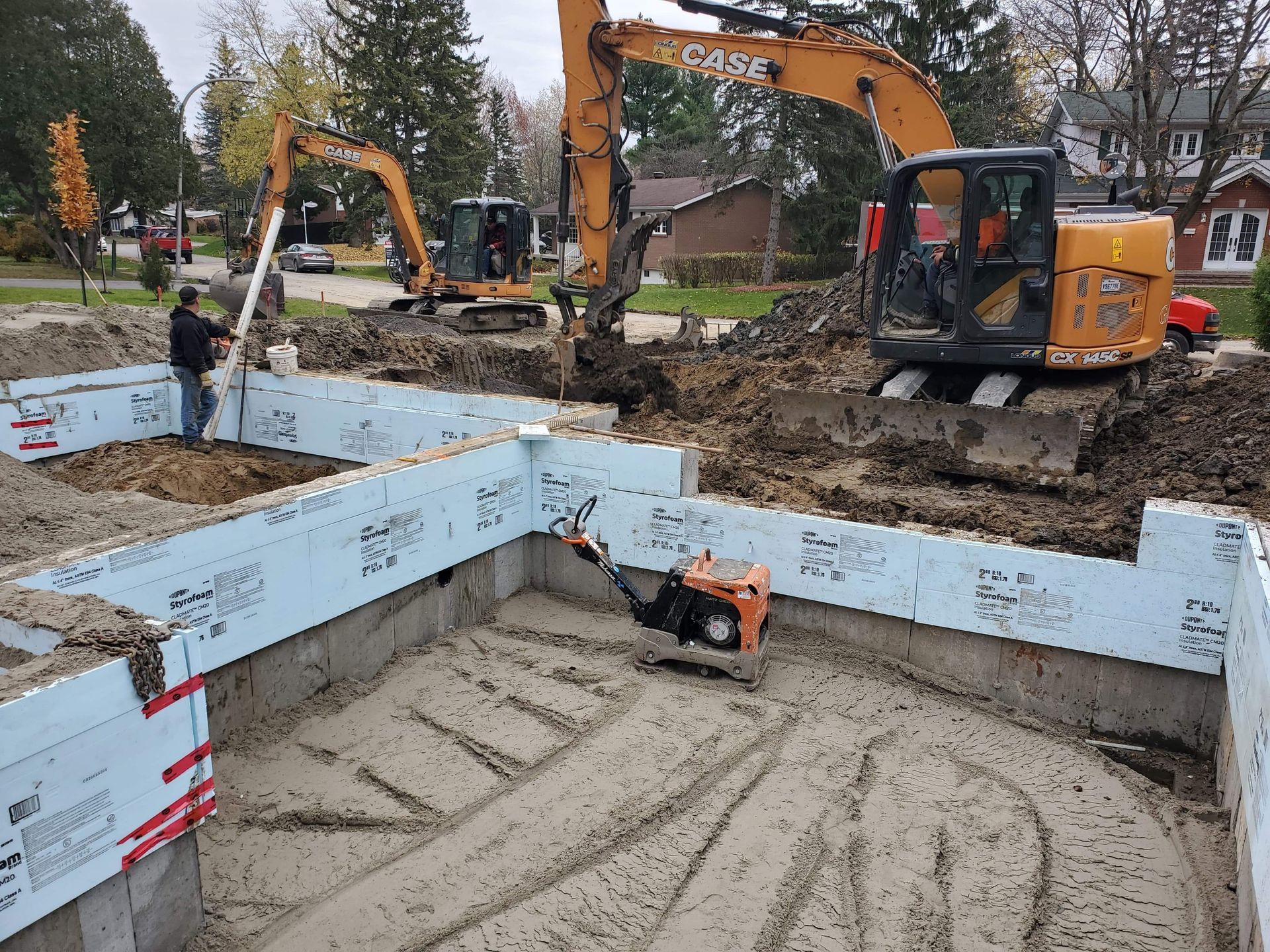 Une grande excavatrice creuse un trou dans le sol.