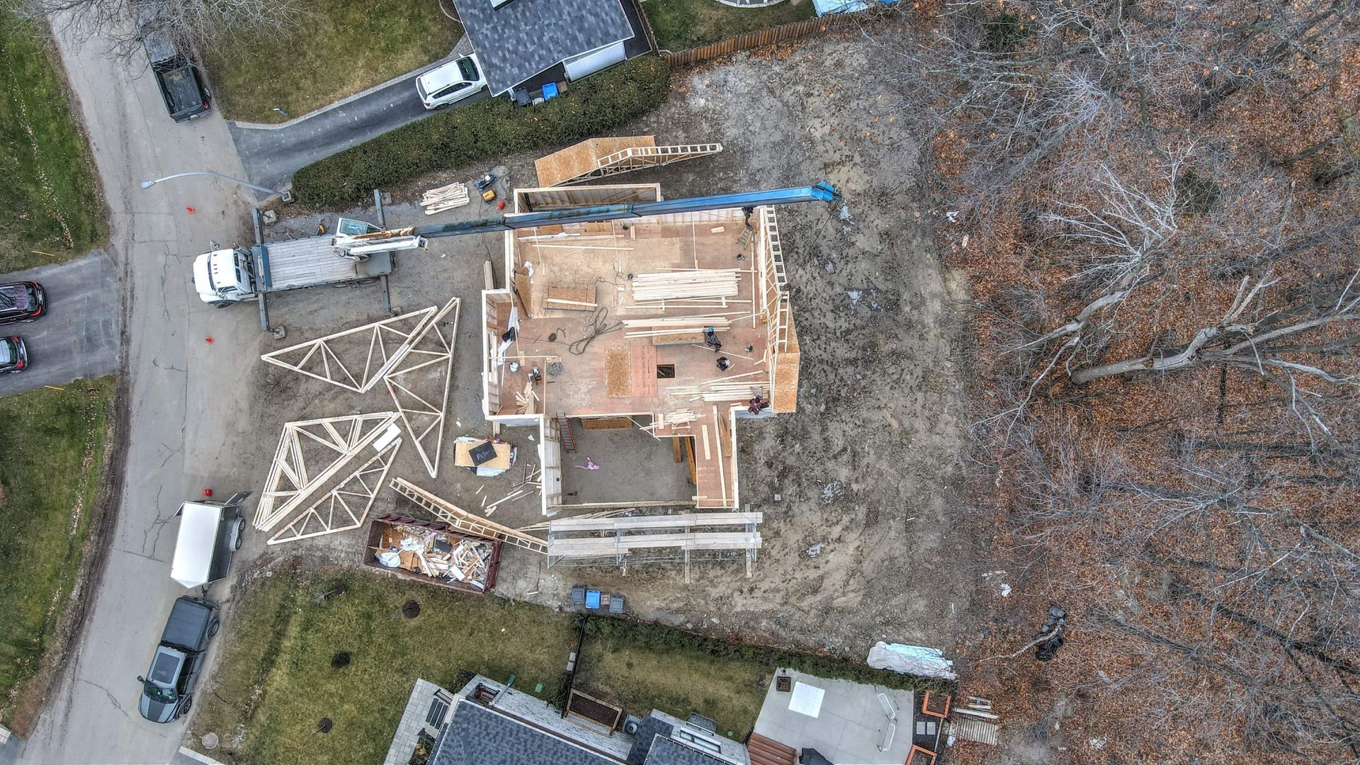 Une vue aérienne d'une maison en construction dans un quartier résidentiel.
