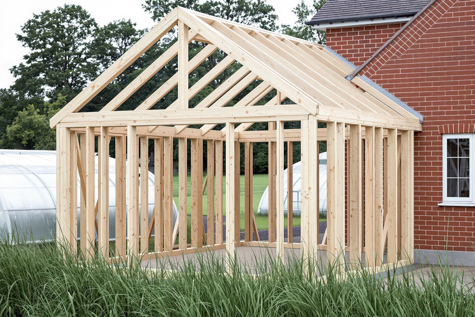 Un grand immeuble d'appartements avec beaucoup de fenêtres et de balcons