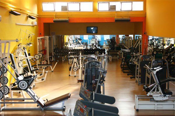 Palestra con attrezzi