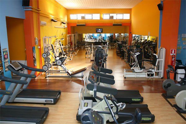 Palestra con macchinari