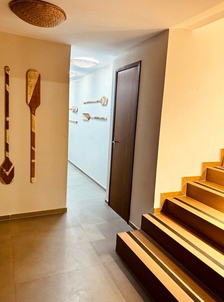 Um corredor com escadas e remos na parede