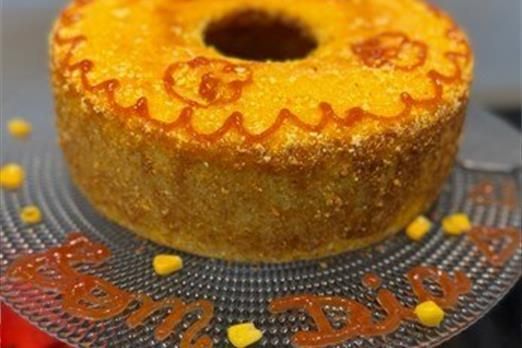 Um bolo bundt está em um prato de vidro