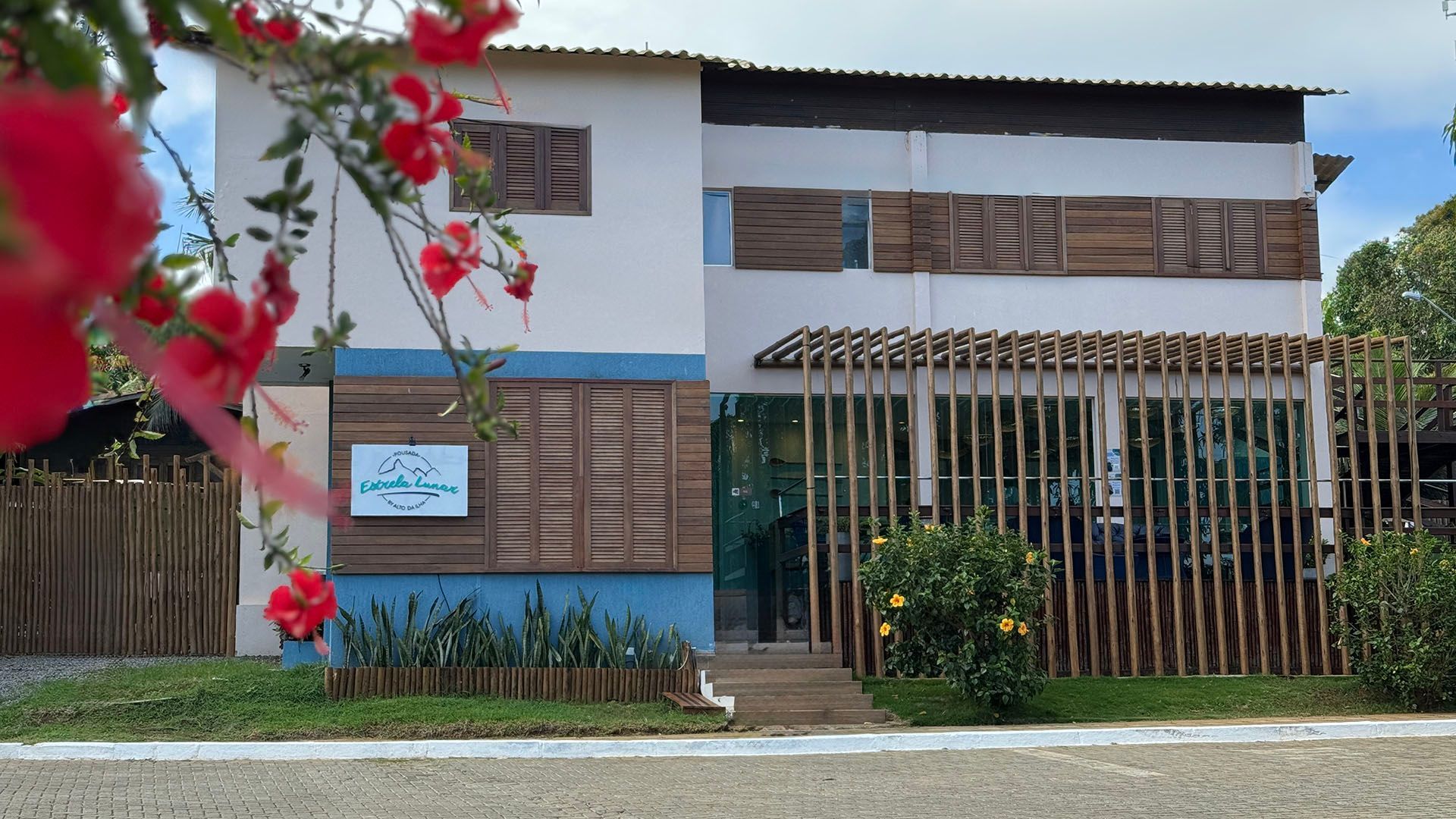 Uma casa com uma cerca e flores na frente