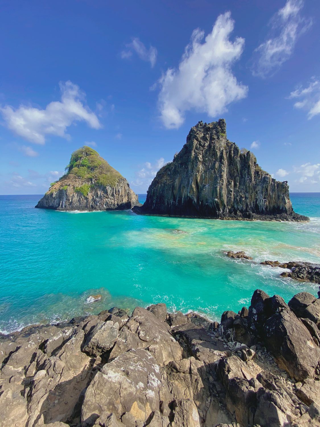 Há duas ilhas no meio do oceano.