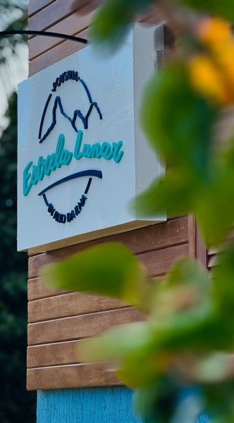 Uma placa em um prédio de madeira que diz estrela lodge