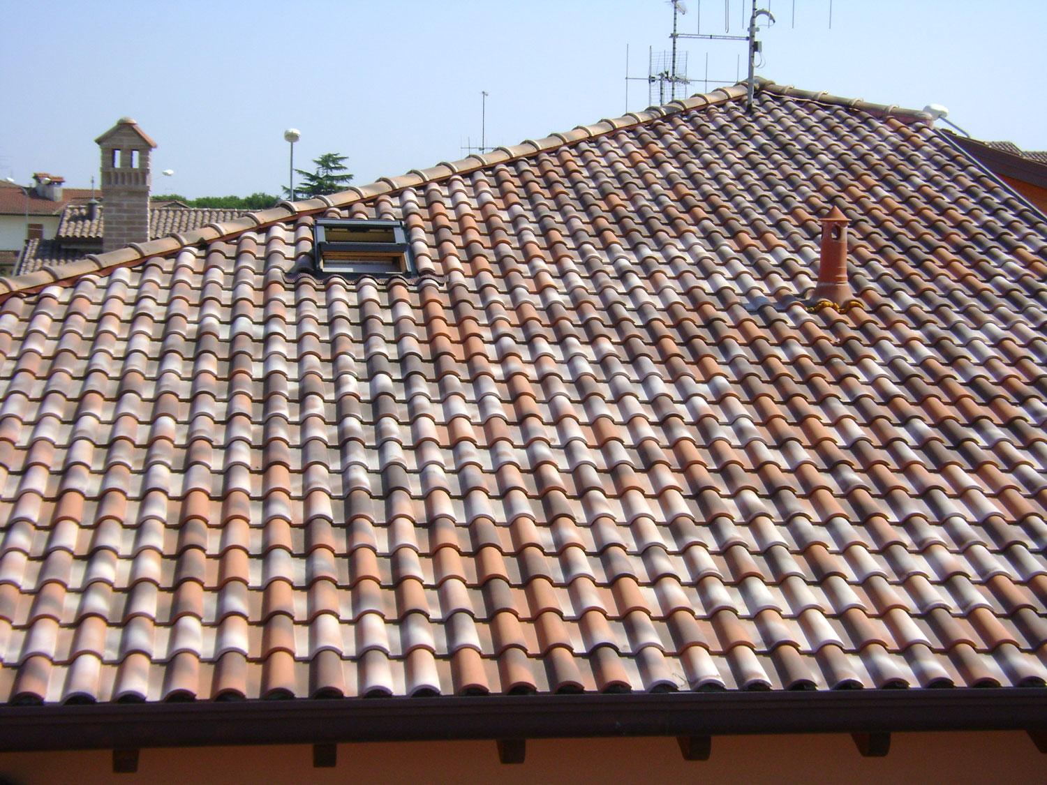 un tetto composto da tegole